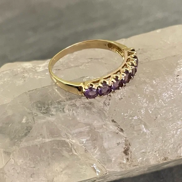 10 Karat Gold Amethyst Ring - Picture 11 of 12